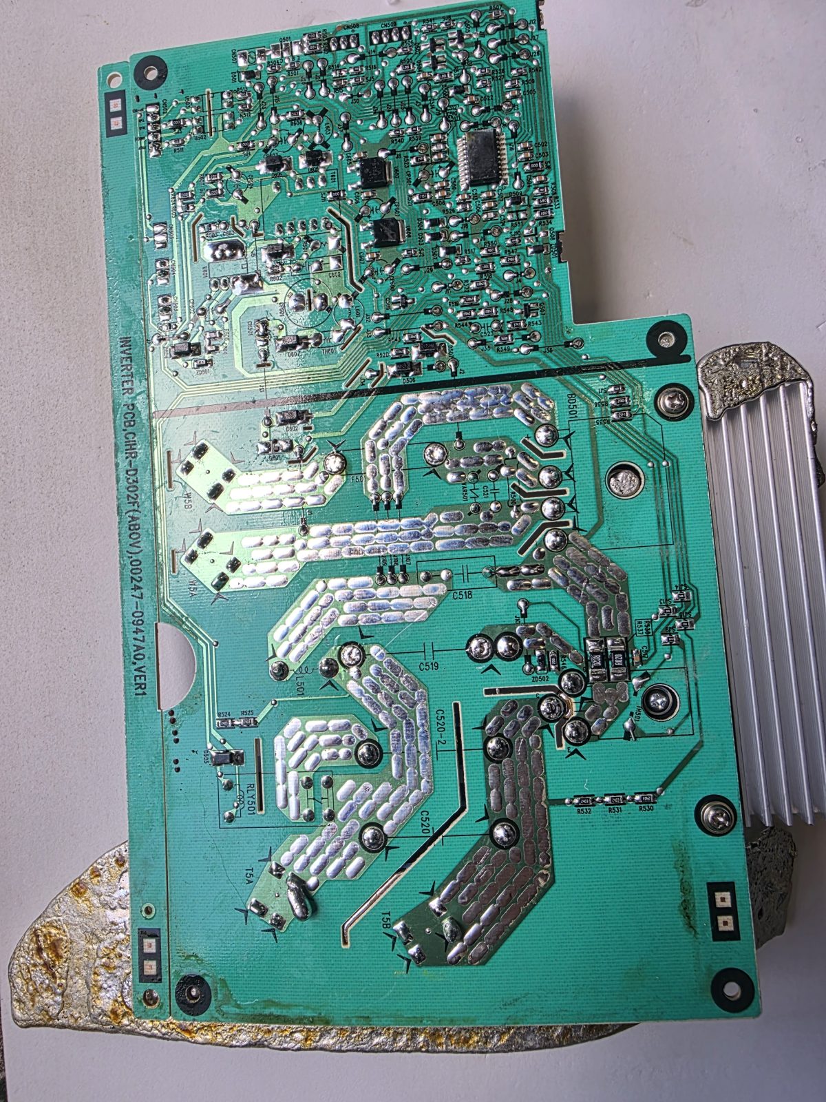 부식과 변색이 진행된 PCB 기판 표면 (세척 전)