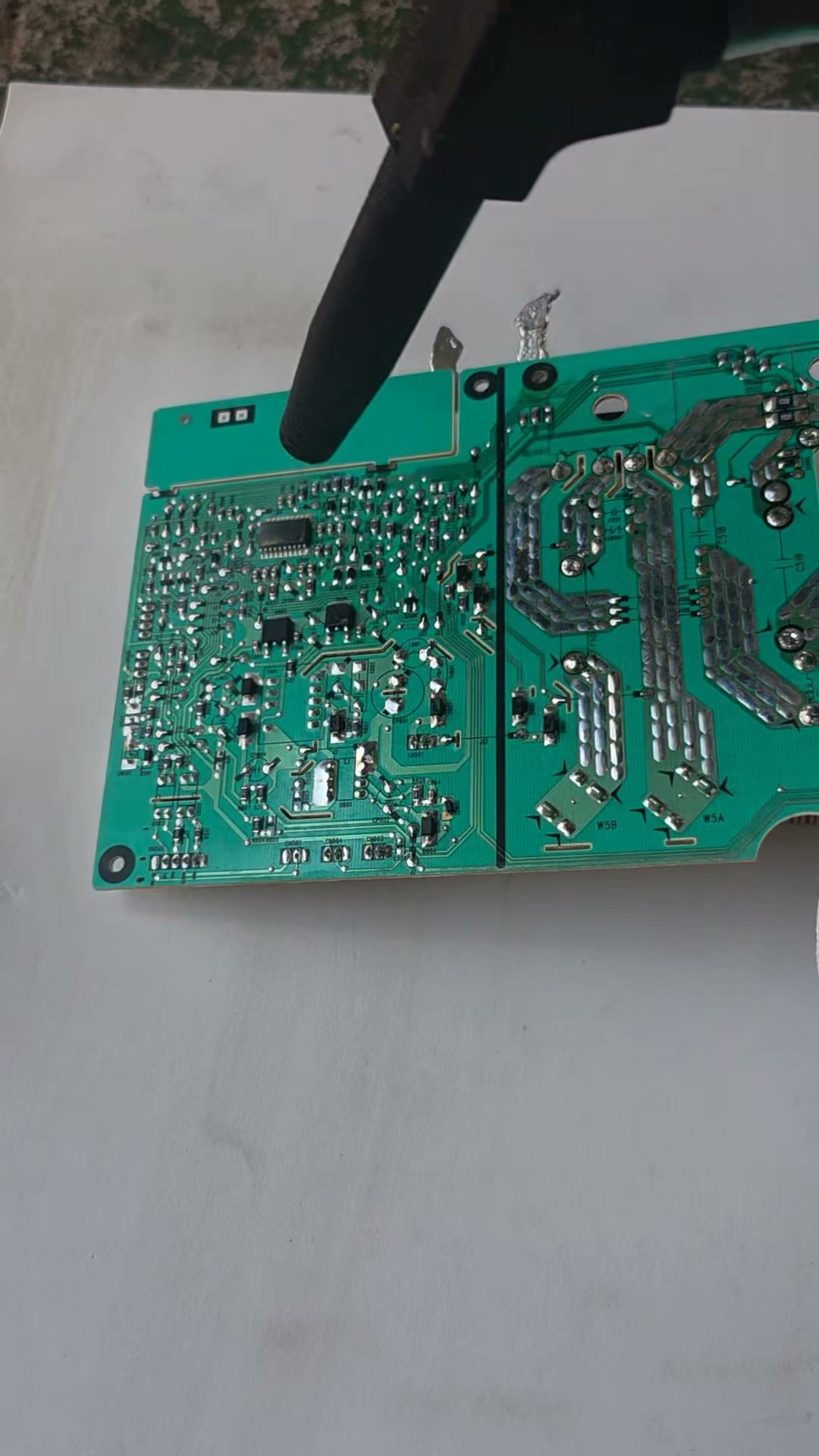 PCB 기판 위를 노즐이 지나가며 드라이아이스 세척을 하는 장면
