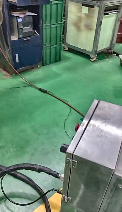 공장 바닥에 놓인 드라이아이스 세척기와 설비까지 이어진 분사 호스