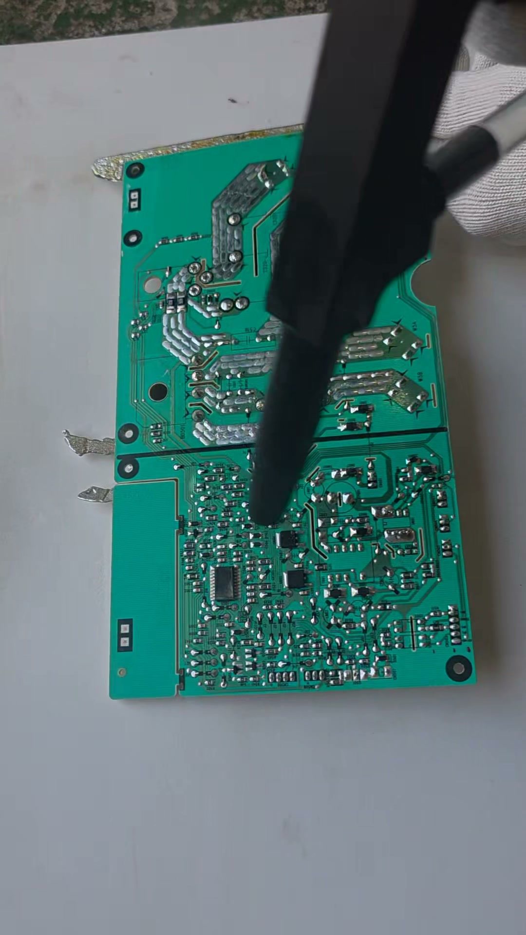 PCB 기판에 노즐을 대고 드라이아이스로 PCB 세척을 하는 모습