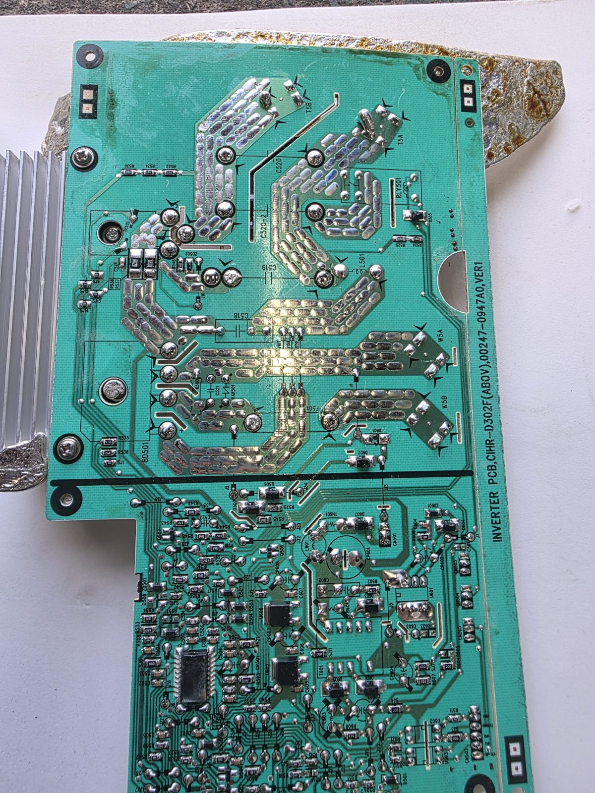 부식이 진행된 PCB 기판 표면 (세척 전)