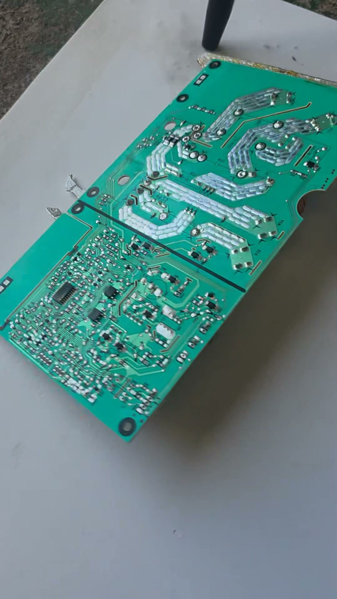 PCB 기판 표면을 드라이아이스로 세척하는 장면