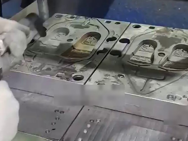 신발 금형 캐비티에 갈색 잔류물이 남아 있는 모습